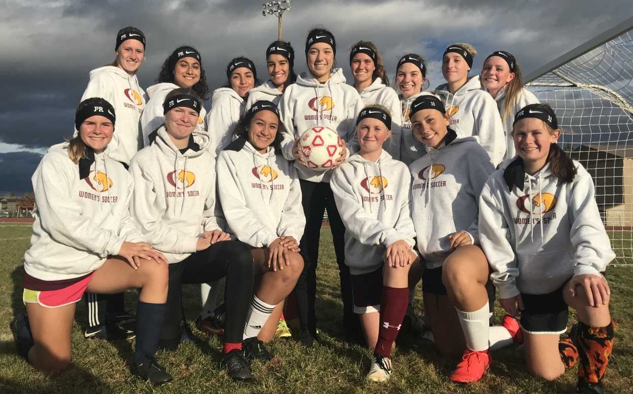 Redmond players were headbands in support of Payton Rogerson (center). (Photo by Martha Segura)