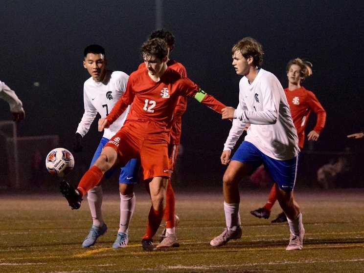 La Salle Prep's Noa Taylor (12) battles for the ball against Hillsboro. (Photo by Lauren Craven)