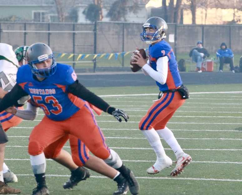 Hidden Valley's Sam Vidlak threw for 326 yards and three touchdowns Saturday. (Ben Maki/Grants Pass Daily Courier)