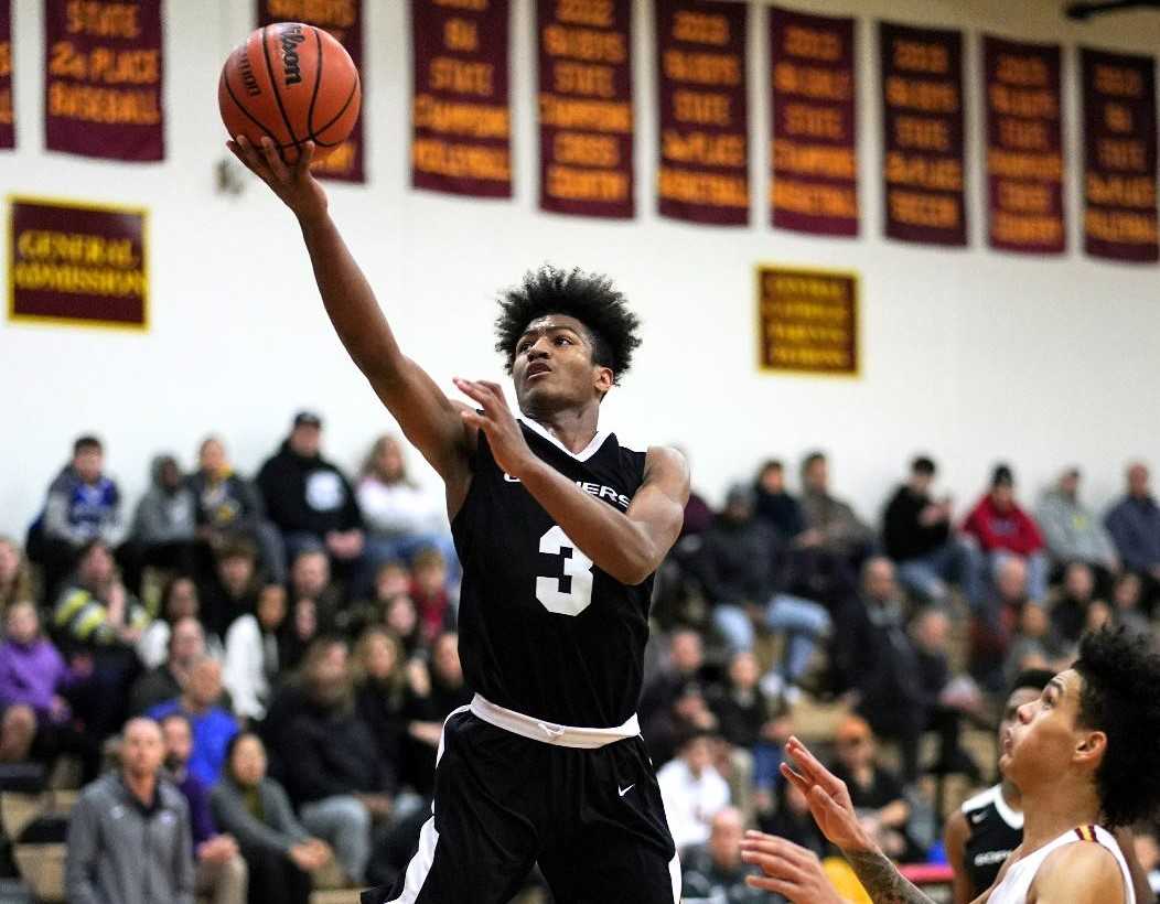 Gresham's Elijah Munyan goes up for two of his game-high 20 points Thursday. (Photo by Jon Olson)