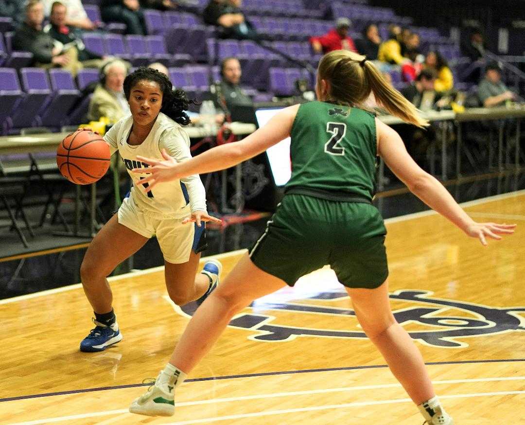 South Medford's Toni Coleman, driving against Sheldon's Hailey Lines, scored 26 points Wednesday. (Photo by Jon Olson)