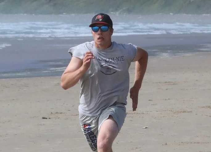 Neah-Kah-Nie's Travis Bennett, a state champion wrestler, trains at Manzanita Beach on Thursday. (Photo by Norm Maves Jr.)