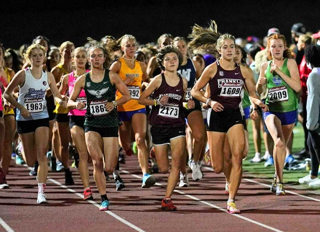 Franklin's Kaiya Robertson (1609) set the pace in the senior girls race Friday, winning in 10:18.31. (Photo by Jon Olson)