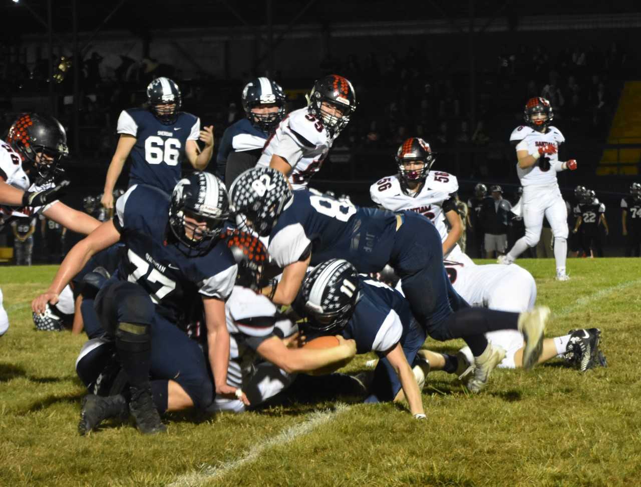 Sheridan's defense (blue) shut down Santiam's running game Friday. (Photo by Jeremy McDonald)