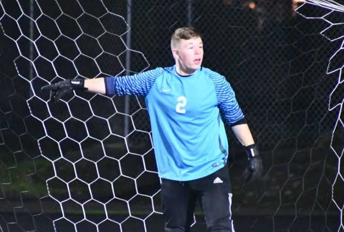 Senior Brady Mykisen recorded the shutout in goal for Silverton against Ridgeview on Wednesday. (Photo by Jeremy McDonald)