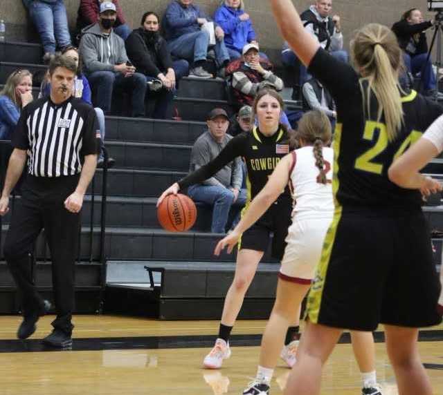 Crook County junior point guard Katelynn Weaver looks inside to senior post Emma Bales (24). (Photo by Raelynn Weaver)