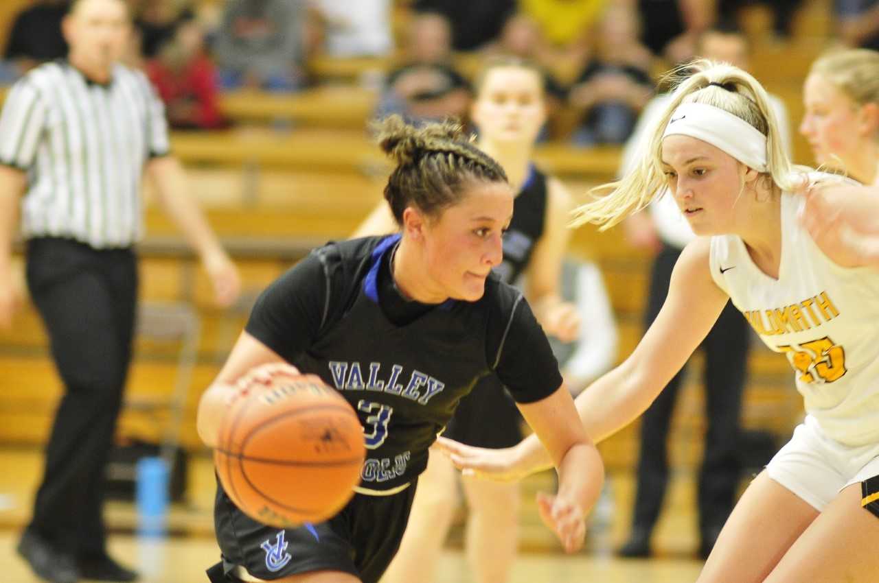 Valley Catholic’s Josie Napoli drives on Philomath’s Reagan Larson during last year’s 4A Showcase. (John Gunther/The World)