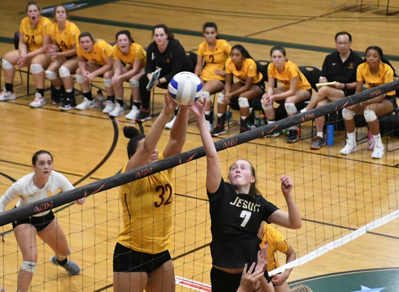 Jesuit's Peyton Griffin (7) battles against Central Catholic's Isabella Scarlett (32). (Photo by Ed McReynolds)