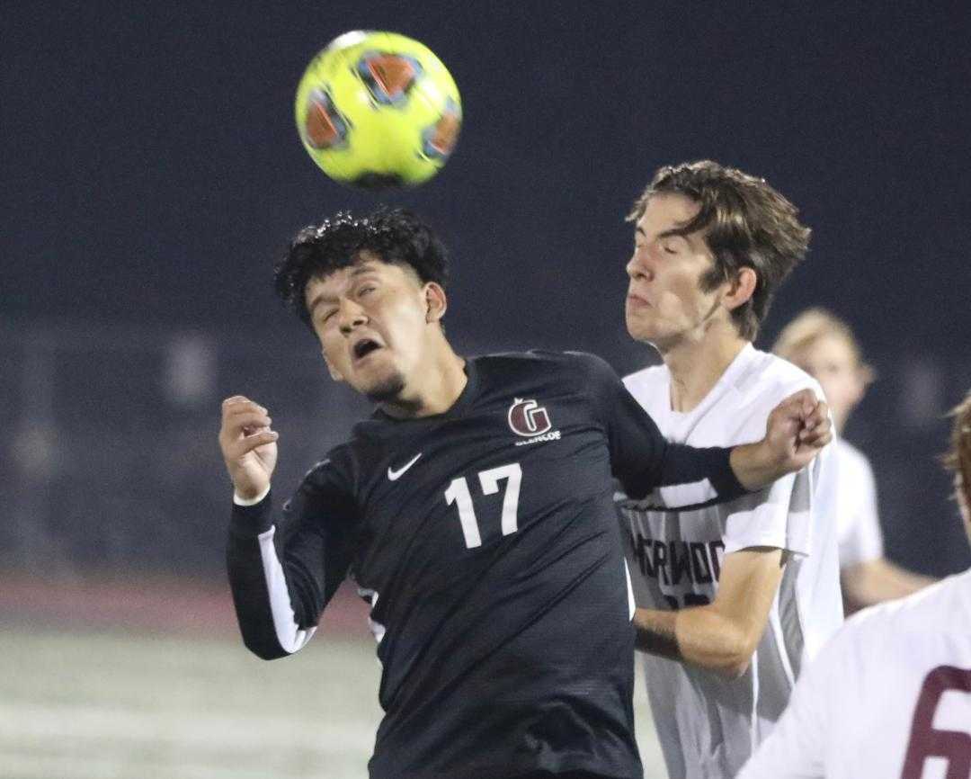 Glencoe's Hector Venegas Rocha (17) works against Sherwood's Emory Boisvert on Monday. (Photo by Norm Maves Jr.)