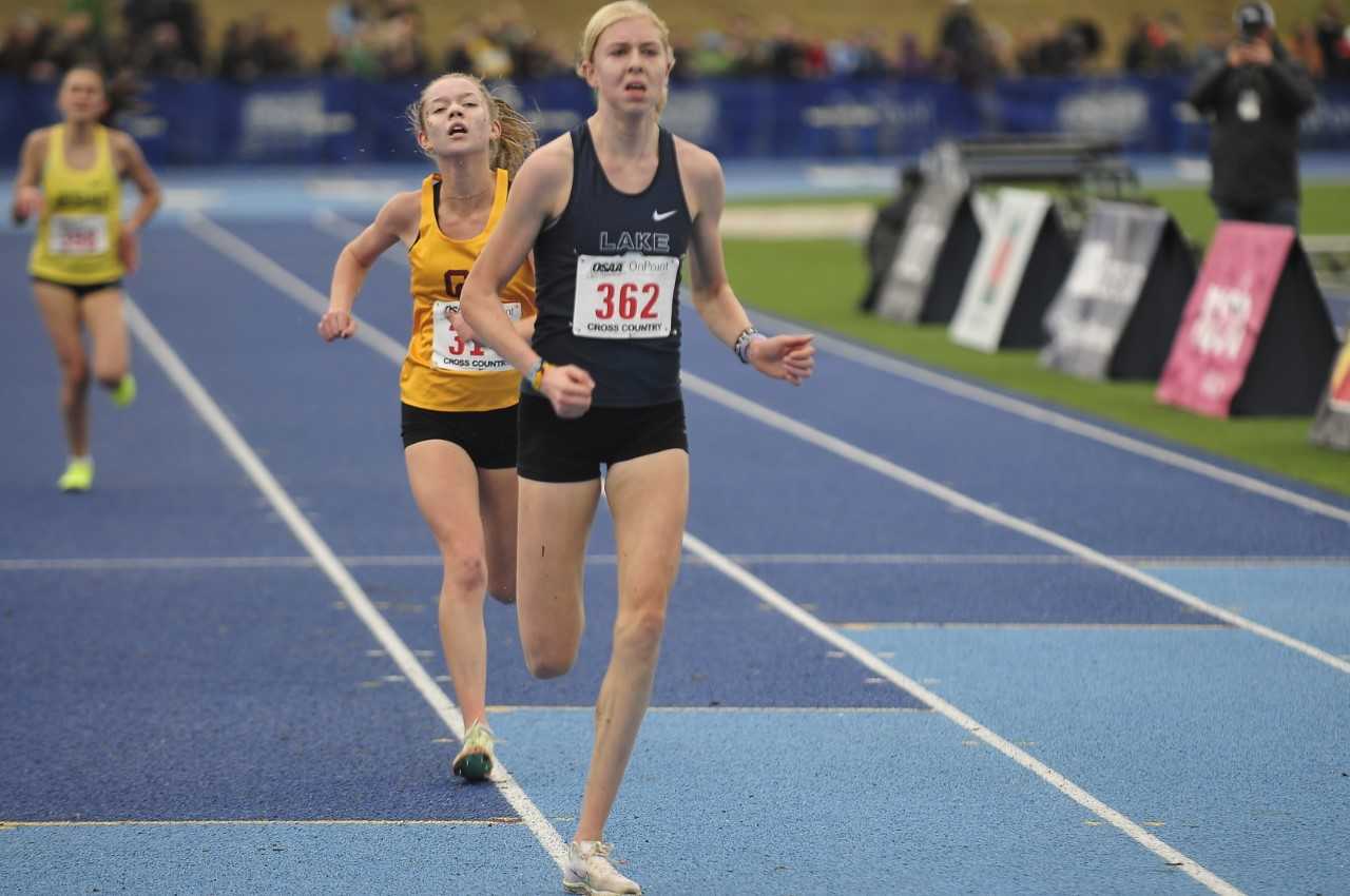 Lake Oswego's Ana Peters held off Central Catholic's Ella McGillis for first place in the 6A race. (Photo by John Gunther)