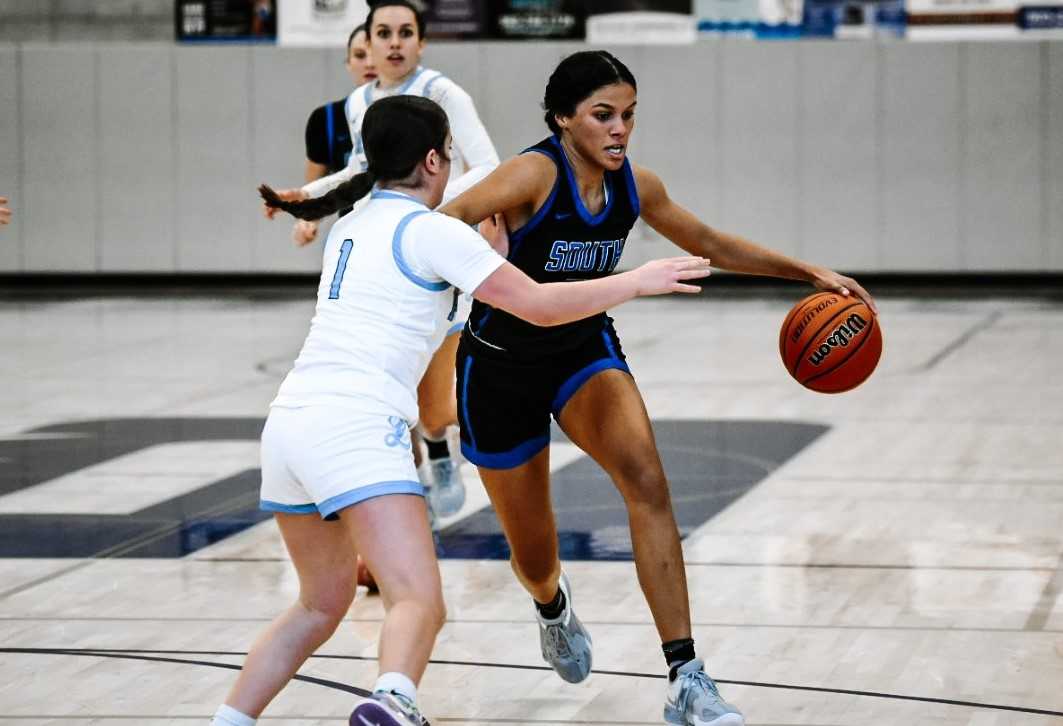 South Medford's Donovyn Hunter (right) races up court against Lakeridge's Kara Roberts (1). (Photo by Fanta Mithmeuangneua)