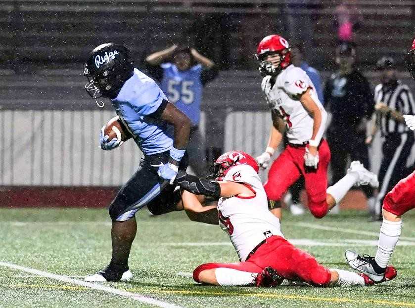 Lakeridge sophomore Ansu Sanoe breaks loose for a 32-yard run in the third quarter of Friday's 27-7 win. (Photo by Jon Olson)