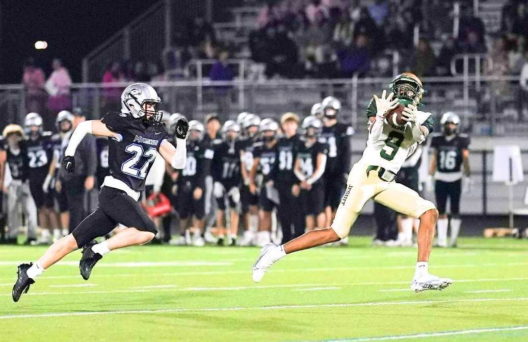 Jesuit's Elias Johnson (9) beats Mountainside's Payton Lawson (22) deep for a 74-yard touchdown catch. (Photo by Jon Olson)