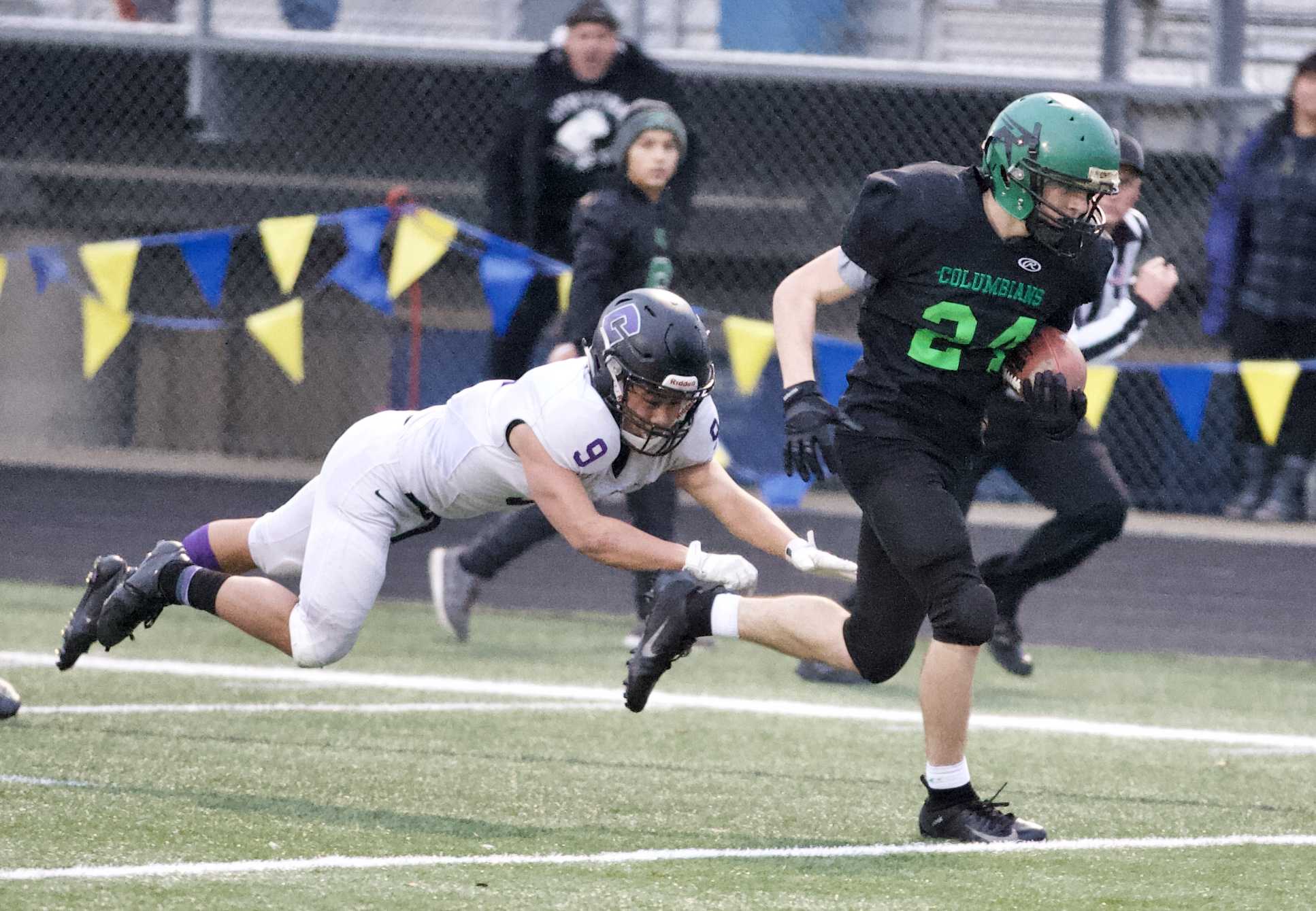 Rainier's David Katon scores the second of his four touchdowns against Cascade Christian. (Photo by Norm Maves Jr.)