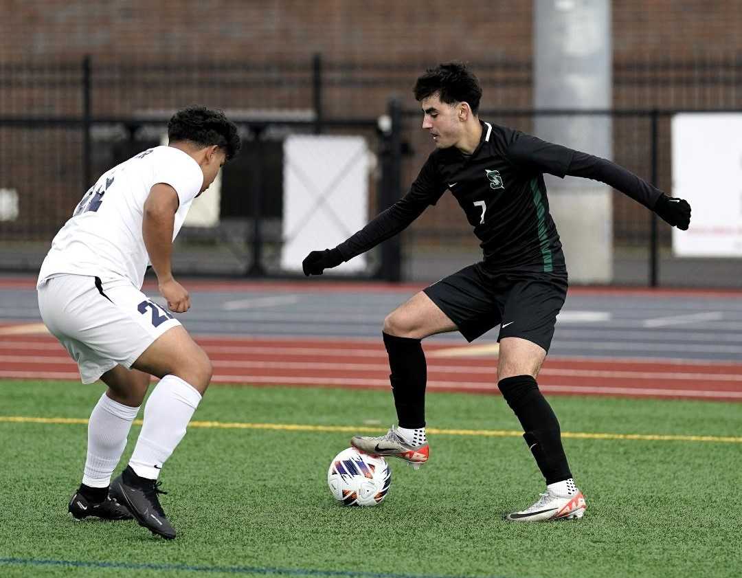 Summit senior Luca Gatto (7) scored his team's only goal in Saturday's 1-0 win over Hood River Valley. (Photo by Jon Olson)