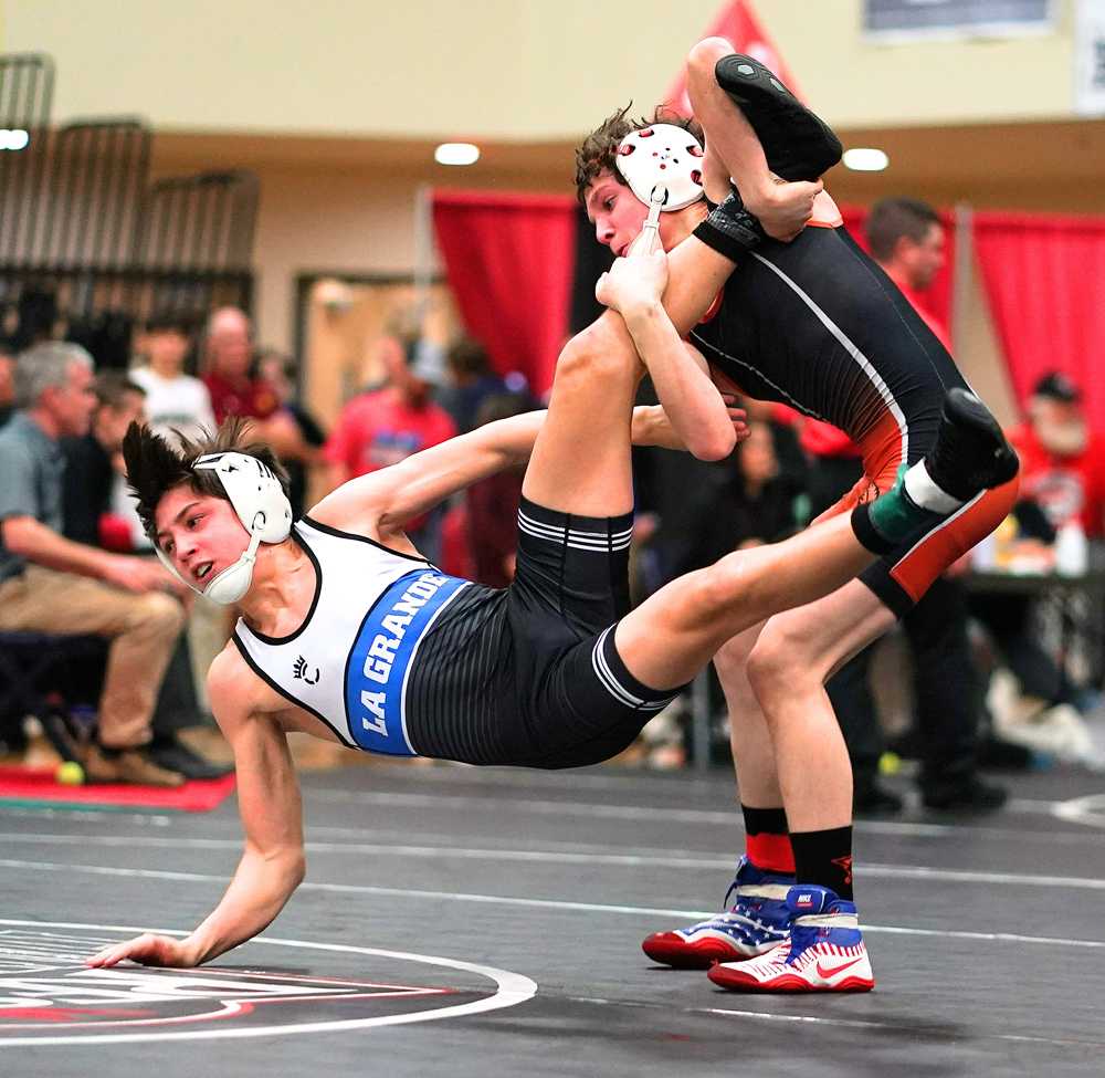 Roseburg's Drew Dawson (right) shut out Bragen Anderson of La Grande to win Reser's at 106 pounds (Jon Olson)