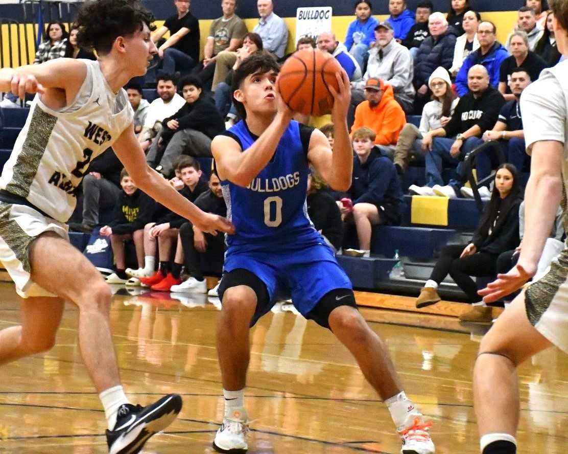 Woodburn junior guard Cruz Veliz, a third-year starter, is averaging a team-high 19 points per game. (Photo by Jeremy McDonald)