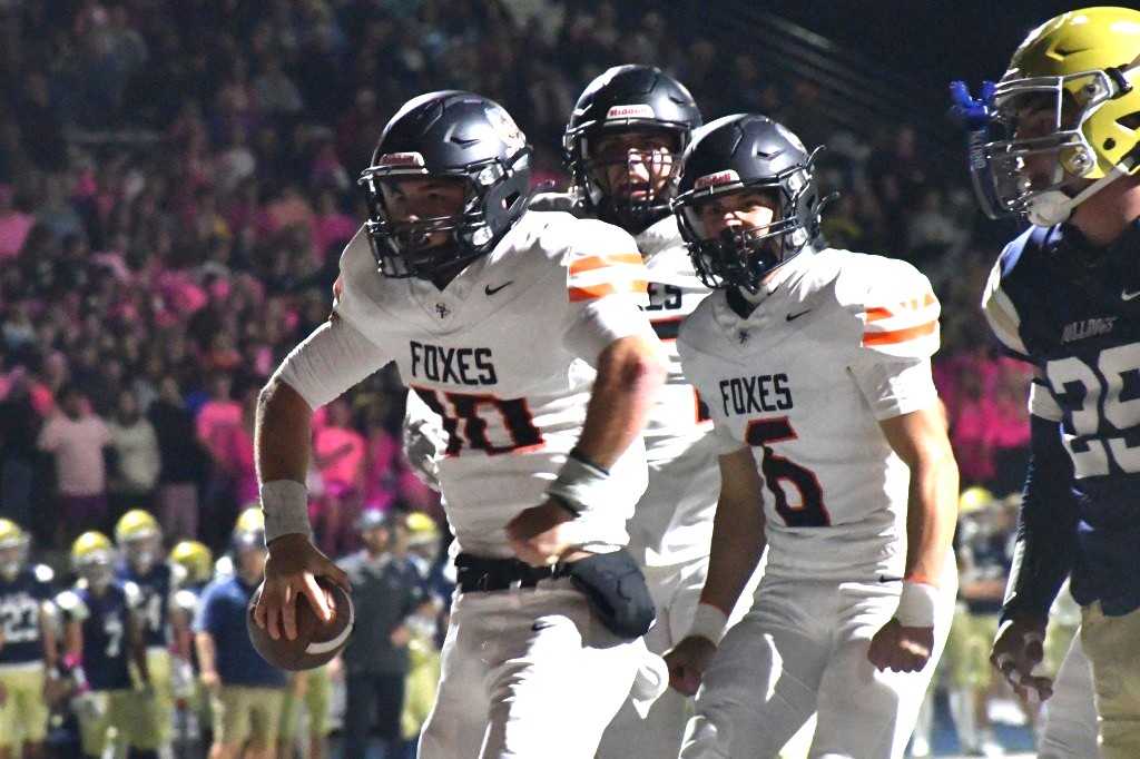 Silverton senior quarterback Sawyer Teeney (10) accounted for 29 touchdowns last season. (Photo by Jeremy McDonald)