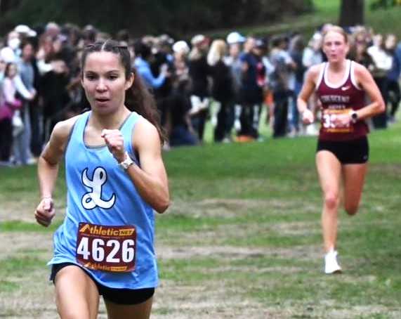 Lakeridge's Chloe Huyler (left) showed her closing speed to defeat Crescent Valley's Emily Wisniewski. (Photo by Cheryl Travers)