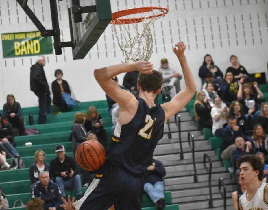 Stayton's Kaleb Anundi dunks for two of his 21 points Friday. (Photo by Jeremy McDonald)