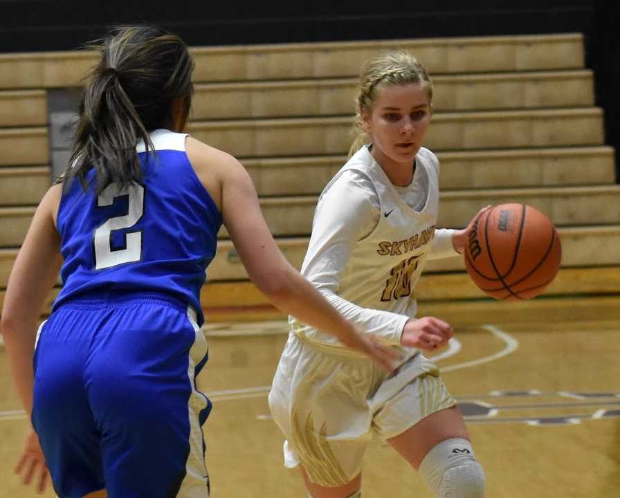 Southridge point guard McKelle Meek drives against South Medford's Ula Chamberlin. (Photo by Lauren Runnels)