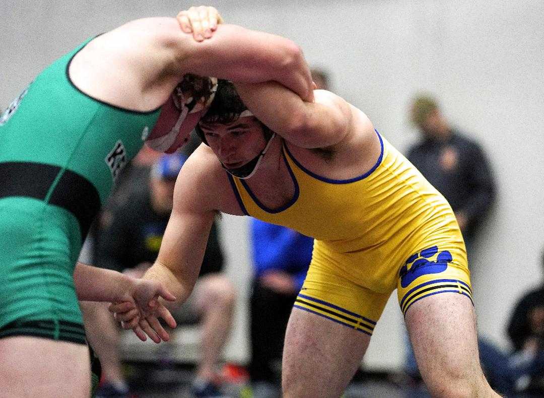 Newberg's Hunter James (right) works against Kentwood's Dominic Kremer in the 195 final. (Photo by Jon Olson)