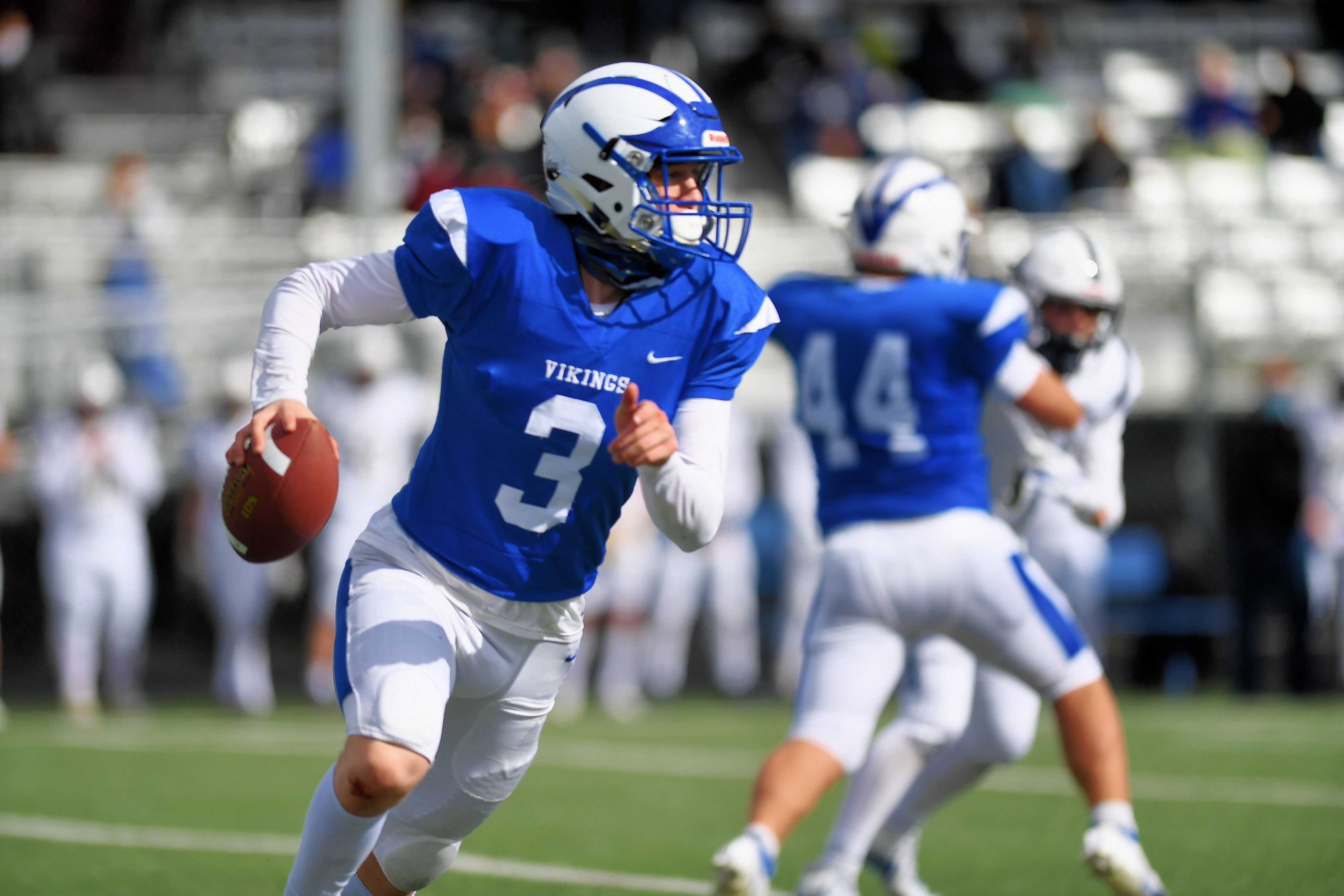 Mazama's Tristan Lee, a 6-3 senior, is having a big season at quarterback and in the secondary. (Leon Neuschwander/SBLive)