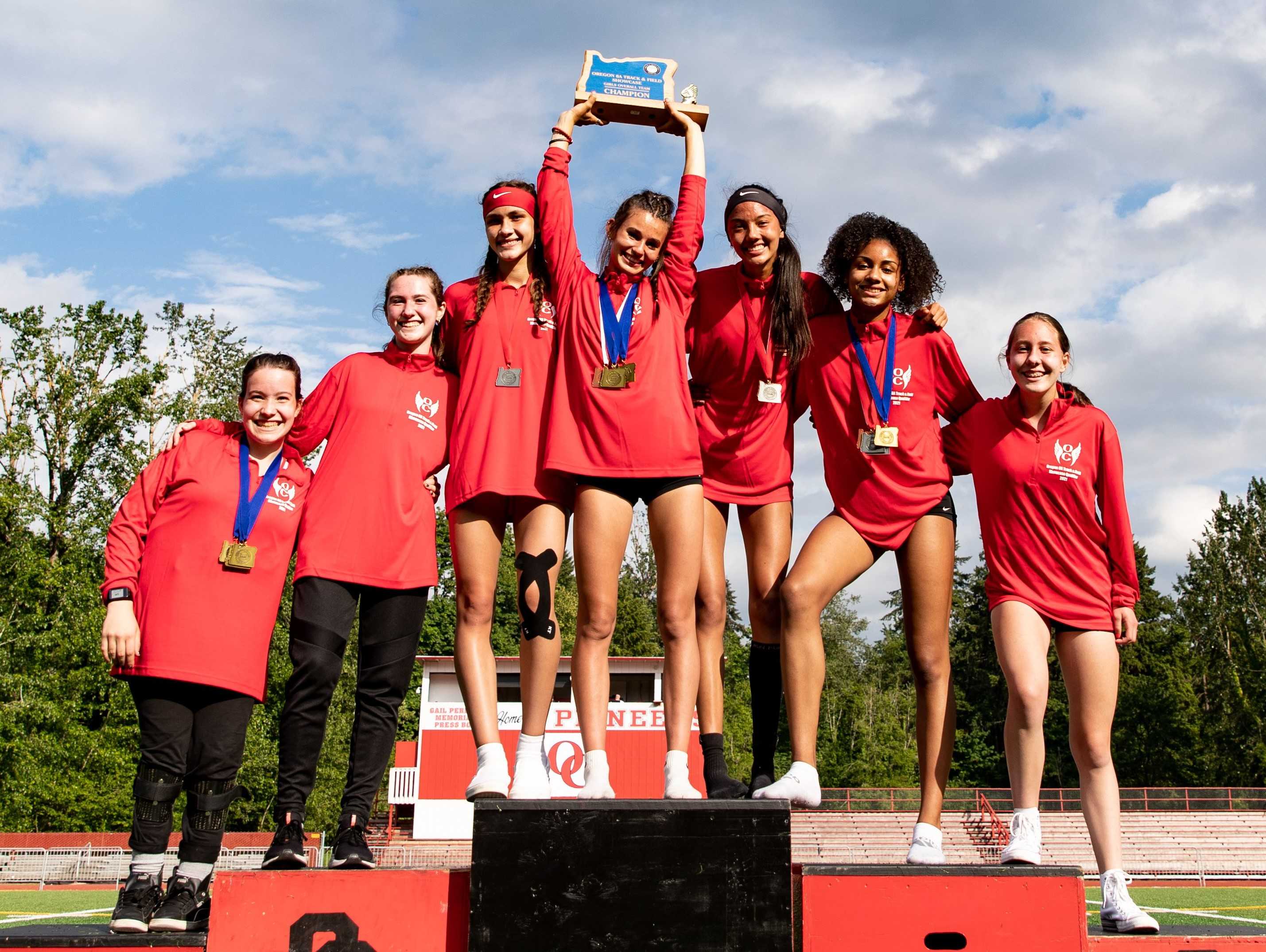 Oregon City's girls held off Summit 90-79 for first place in the 6A Showcase. (Photo by Howard Lao)