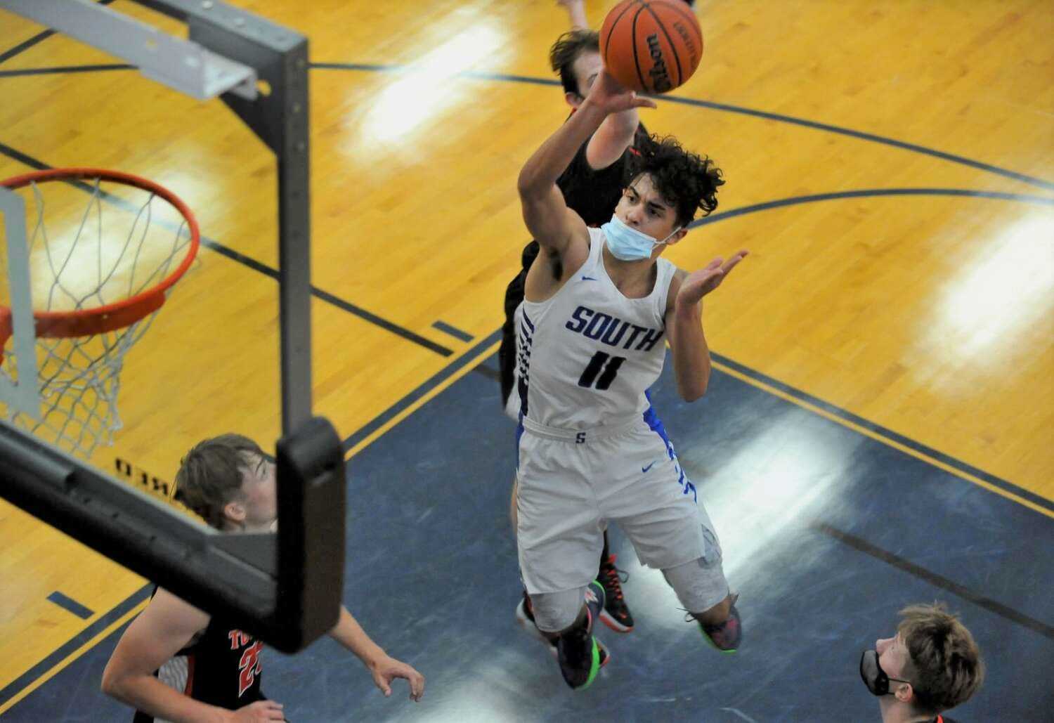 Junior Sleezer scored 27 points as South Medford beat North Medford in double OT on Tuesday. (Andy Atkinson/Mail-Tribune)