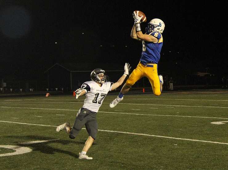 Eagle Point's Noah Page is averaging 27.6 yards per catch this season. (Photo by Marina Garza)