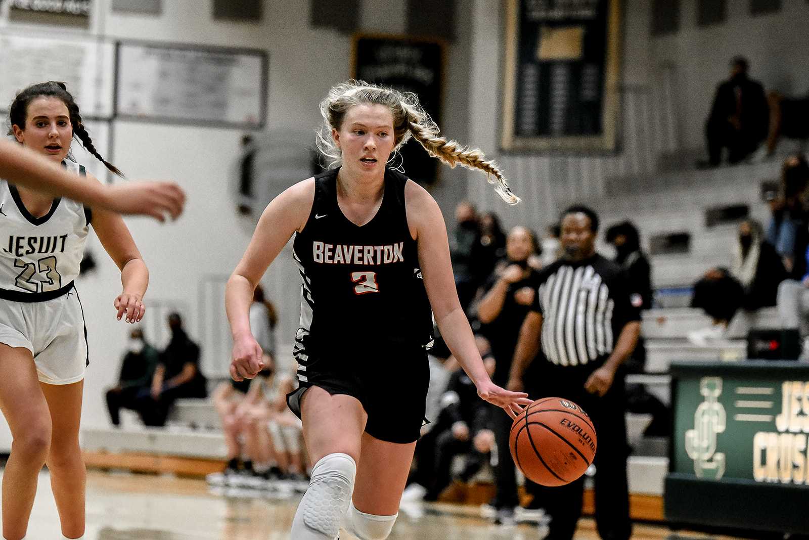Beaverton's Zoe Borter drives to the basket in Tuesday's Metro League game at Jesuit. (Photo by Fanta Mithmeuangneua)