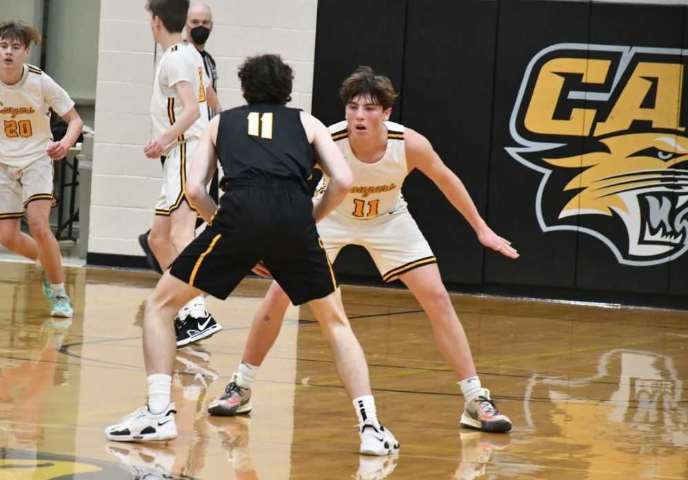 Cascade's Samuel Horne guards Philomath's Cole Matthews in an Oregon West game Tuesday. (Photo by Jeremy McDonald)