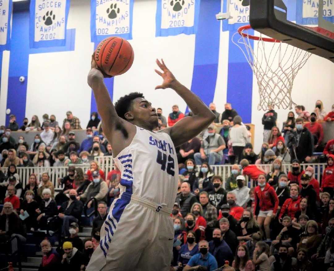 South Medford's Devon Malcolm has about 40 dunks this season, including several against North Medford. (Photo by Dakota Metcalf)