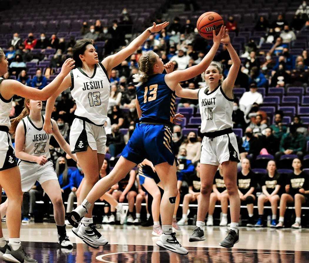 Barlow's Lindsay Barden drives between Jesuit's Emma Sixta (13) and Tessa Randall (15). (Photo by Fanta Mithmeuangneua)