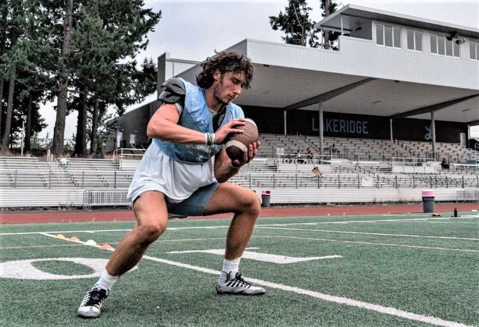 Lakeridge's Joey Olsen is one of the state's best deep threats, averaging 26 yards per catch in 2021. (Photo by Kevinn Doern)