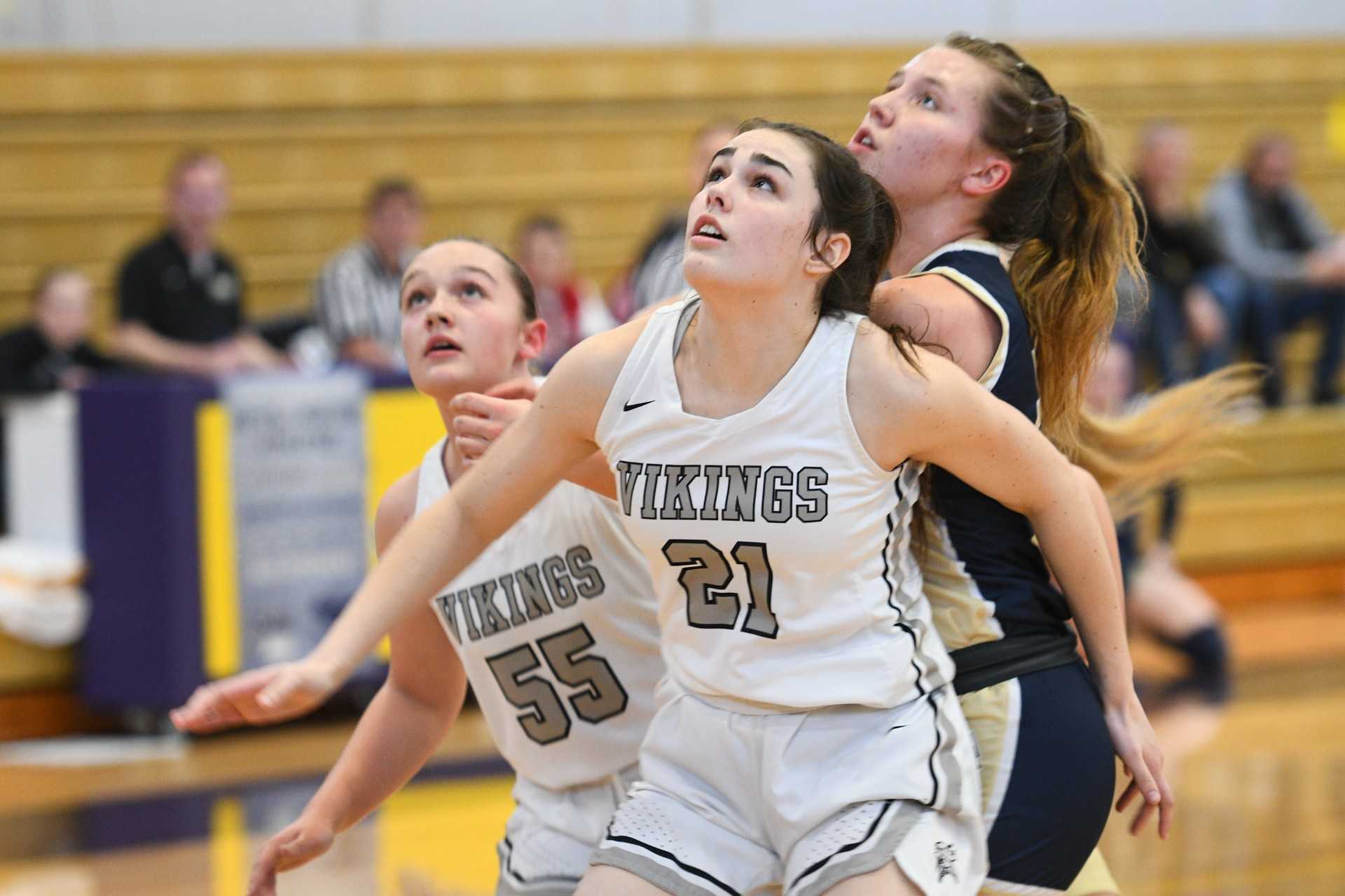 Vale’s Halle Peterson (21) boxes out Banks' McKenna King during the Vikings’ quarterfinal win Thursday. (Photo by John Gunther)