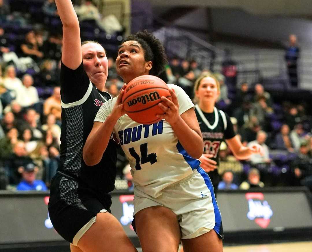 South Medford sophomore post Mayen Akpan drives to the basket Thursday against Southridge. (Photo by Jon Olson)