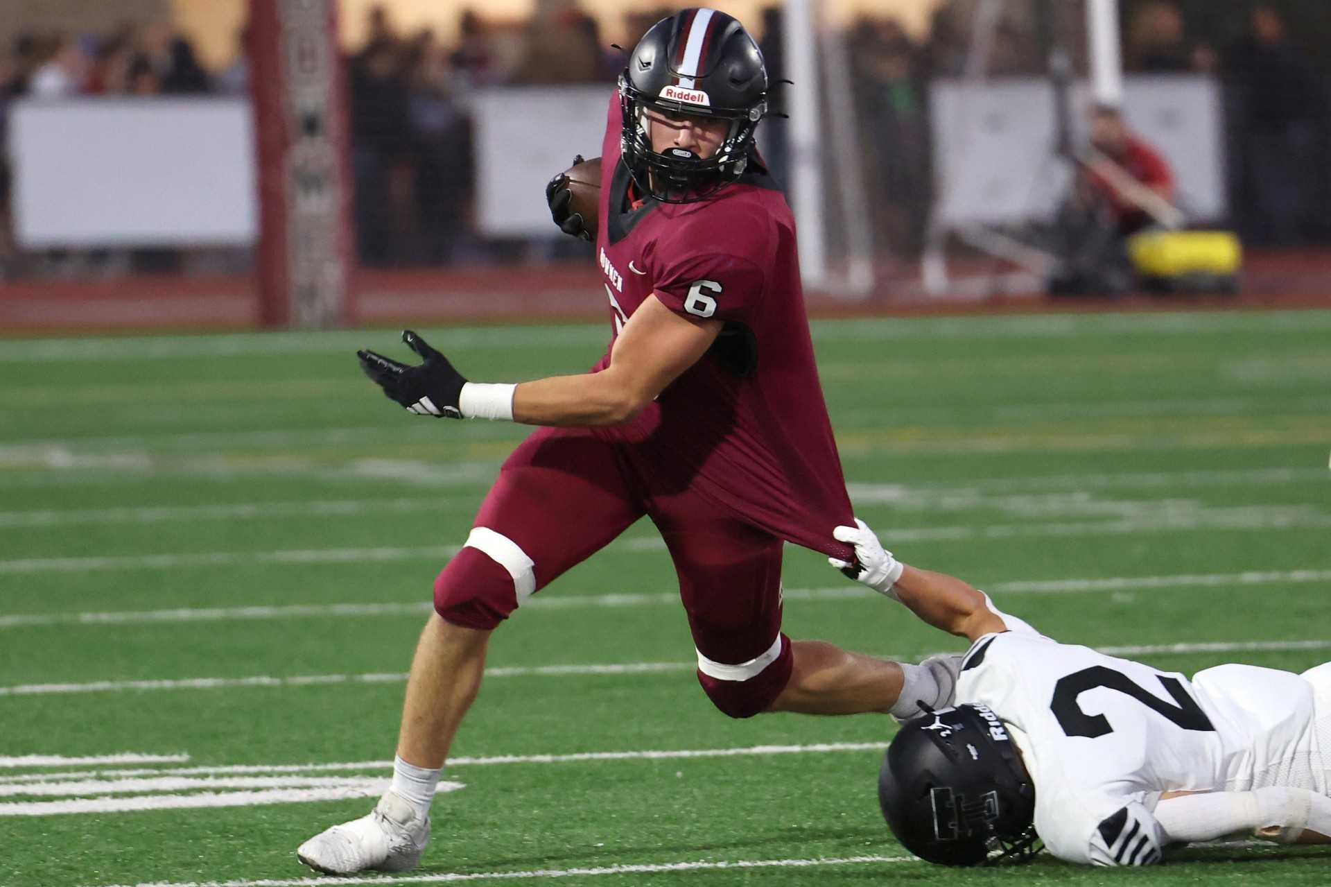 Sherwood senior Wilson Medina has rushed for a 6A-leading 1,717 yards and 27 touchdowns this year. (Photo by Jaime Valdez)