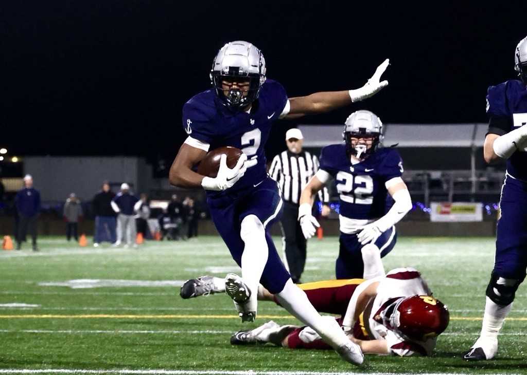 Lake Oswego junior LaMarcus Bell scores one of his four touchdowns Friday against Central Catholic. (Photo by Jaime Valdez)