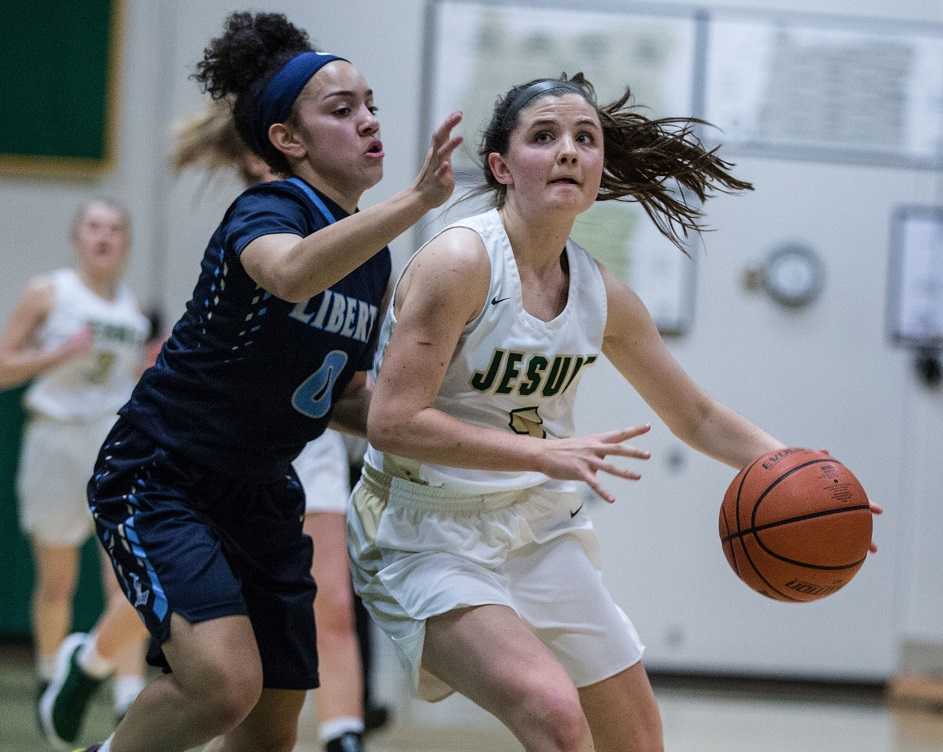 Jesuit's Anna Fanelli drives against Liberty's Taylin Smith. (Photo by Andrea Corradini)