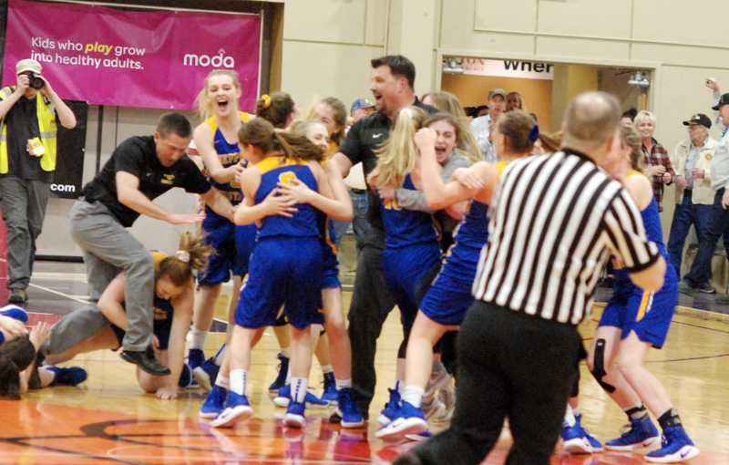Heppner celebrates at midcourt after stunning Coquille for the 2A title.